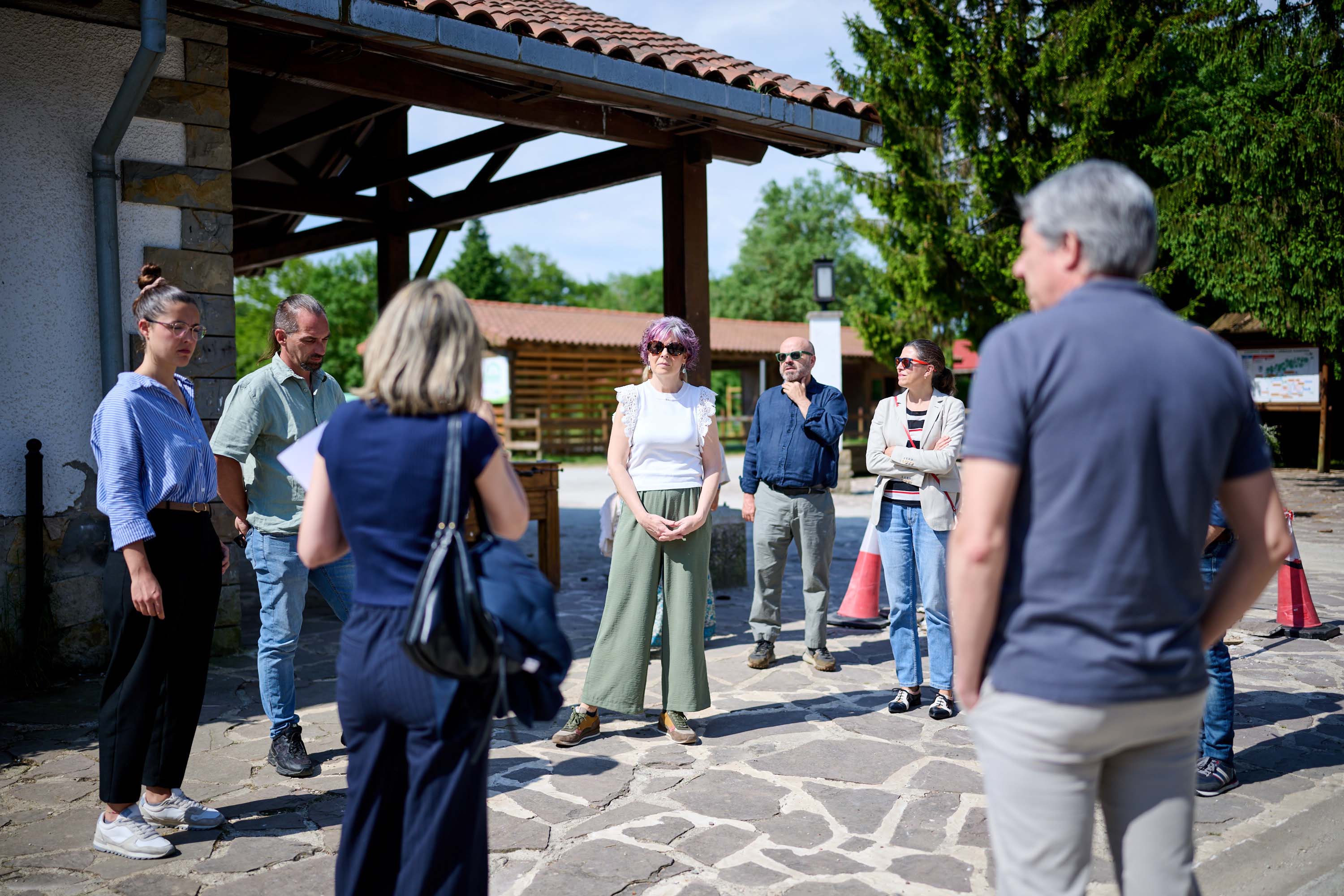 imagen La consejera escucha las explicaciones sobre la obra realizada junto a uno de los edificios del camping.